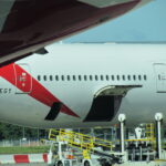 Součástí letecké přepravy cestujících je i využívání cargo prostorů letadla na přepravu zásilek a nákladu v kontejnerech. Konkrétně do těchto dveří přijede cateringová firma dnata, která je součástí firmy ALPHA FLIGHT a.s. s čerstvým jídlem na příští let do Dubaje.
