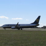 Pojezd na letištní ploše Boeingu 737 nízkonákladové společnosti Ryanair, která „parkuje“ na volné 1etištní ploše. Společnost pochází z Dublinu.