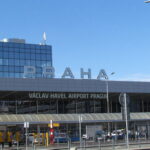 Hlavní budova Letiště Praha – přístup k terminálům T1 a T2.